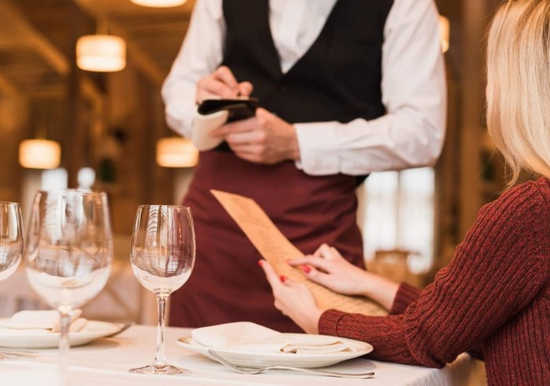 Уловки официантов, которые заставляют посетителей платить больше