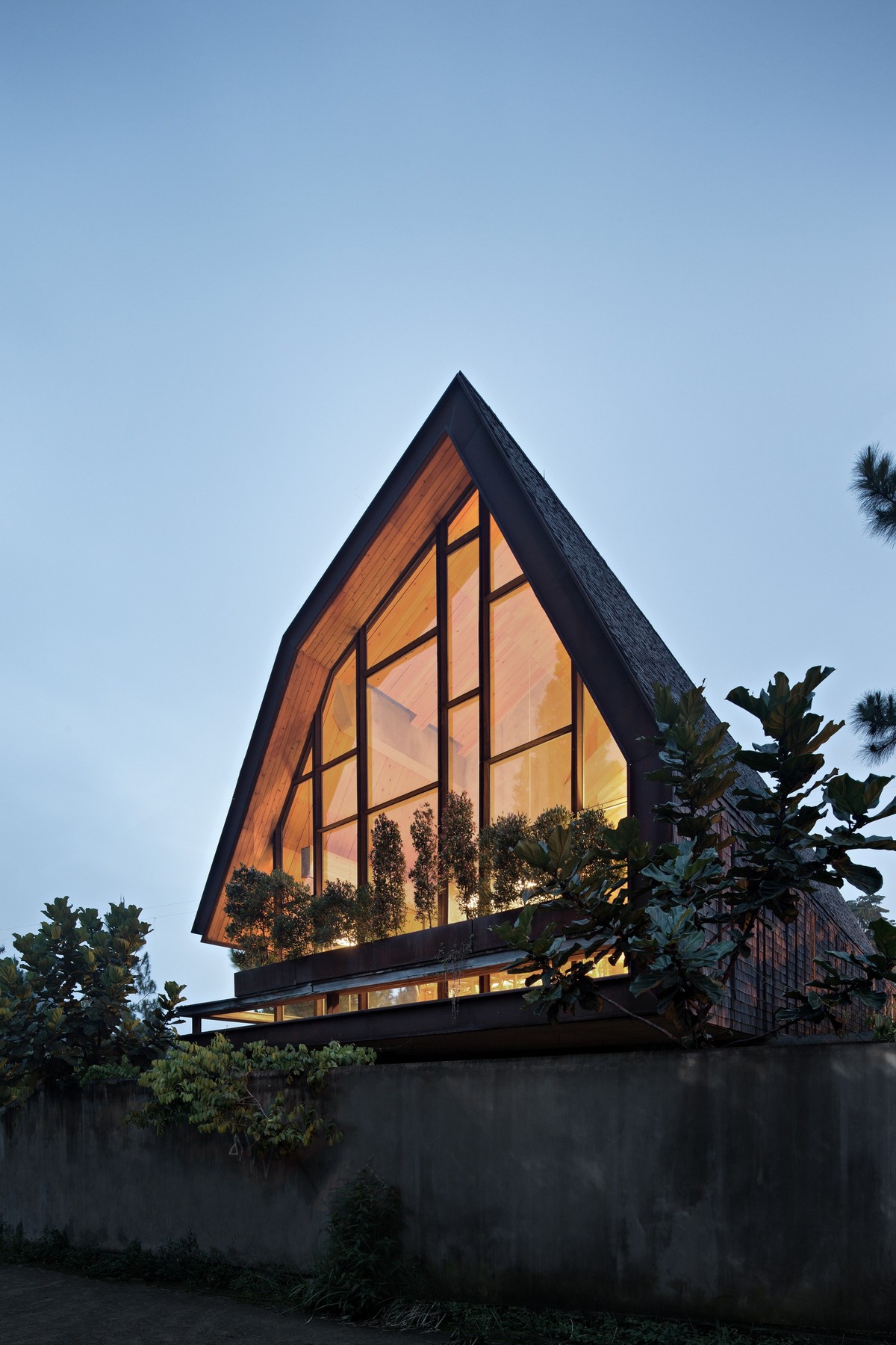 Двухуровневый дом с мансардной крышей в Индонезии