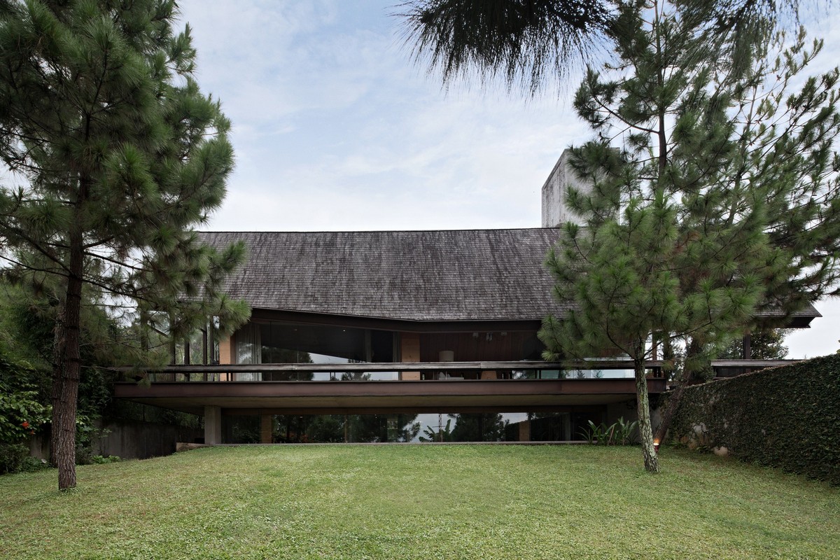 Двухуровневый дом с мансардной крышей в Индонезии