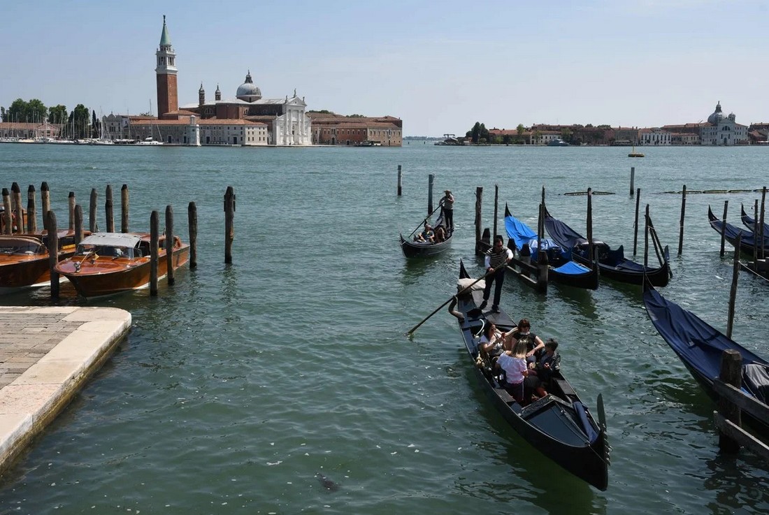 Венеция с туристами и без них на снимках
