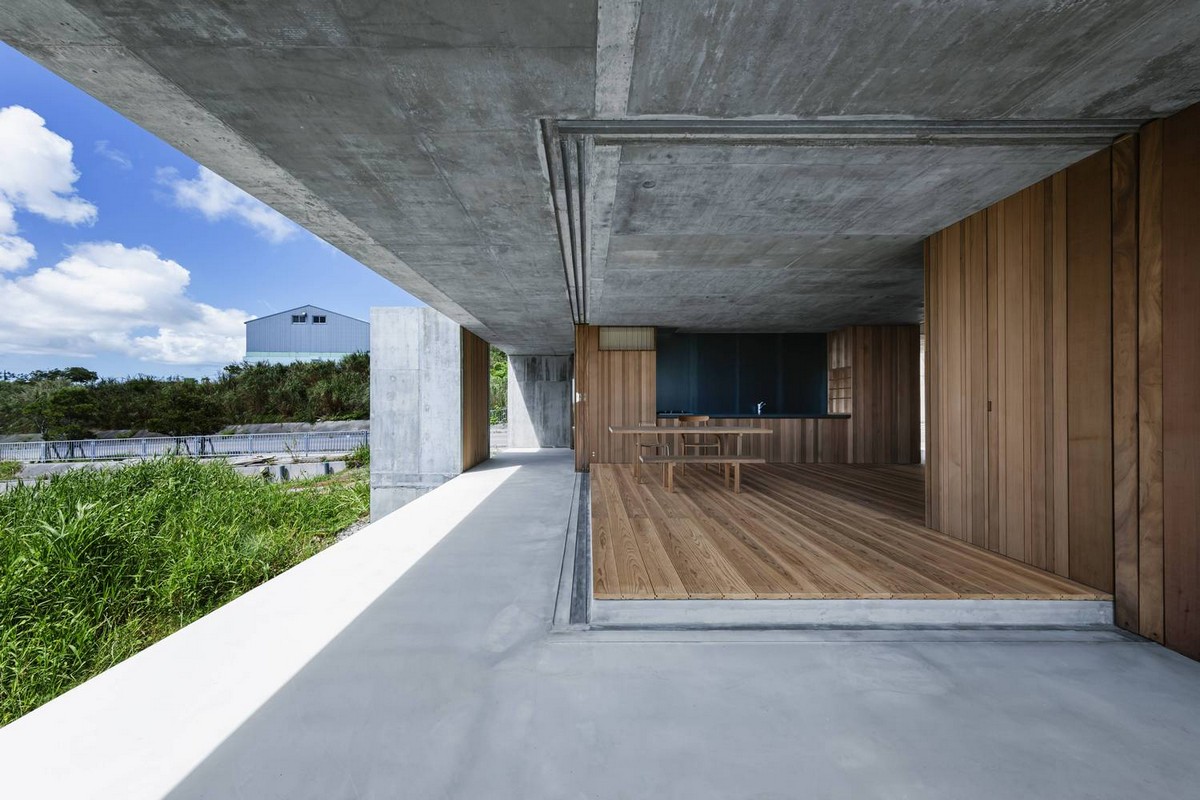 Бетонный дом с мастерской в Японии мастерской, Окинава, оборудовать, крышей, владелец, будущем, жилую, соединить, устроена, большая, терраса, Чтобы, частью, остальной, связанным, плоской, семьи, время, независимым, пространство