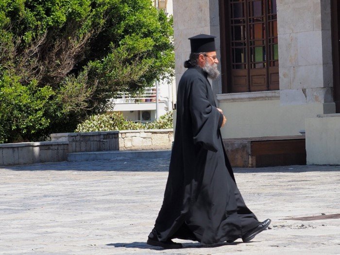 Почему католическим священникам запрещено жениться, а православным можно?