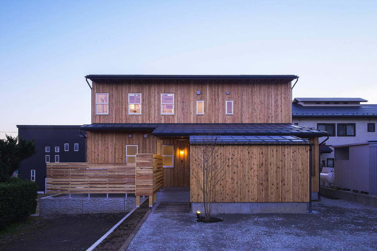 Двухэтажный дом из дерева в Японии