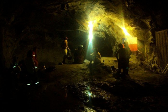 Как 33 шахтера целых два месяца выживали под землей