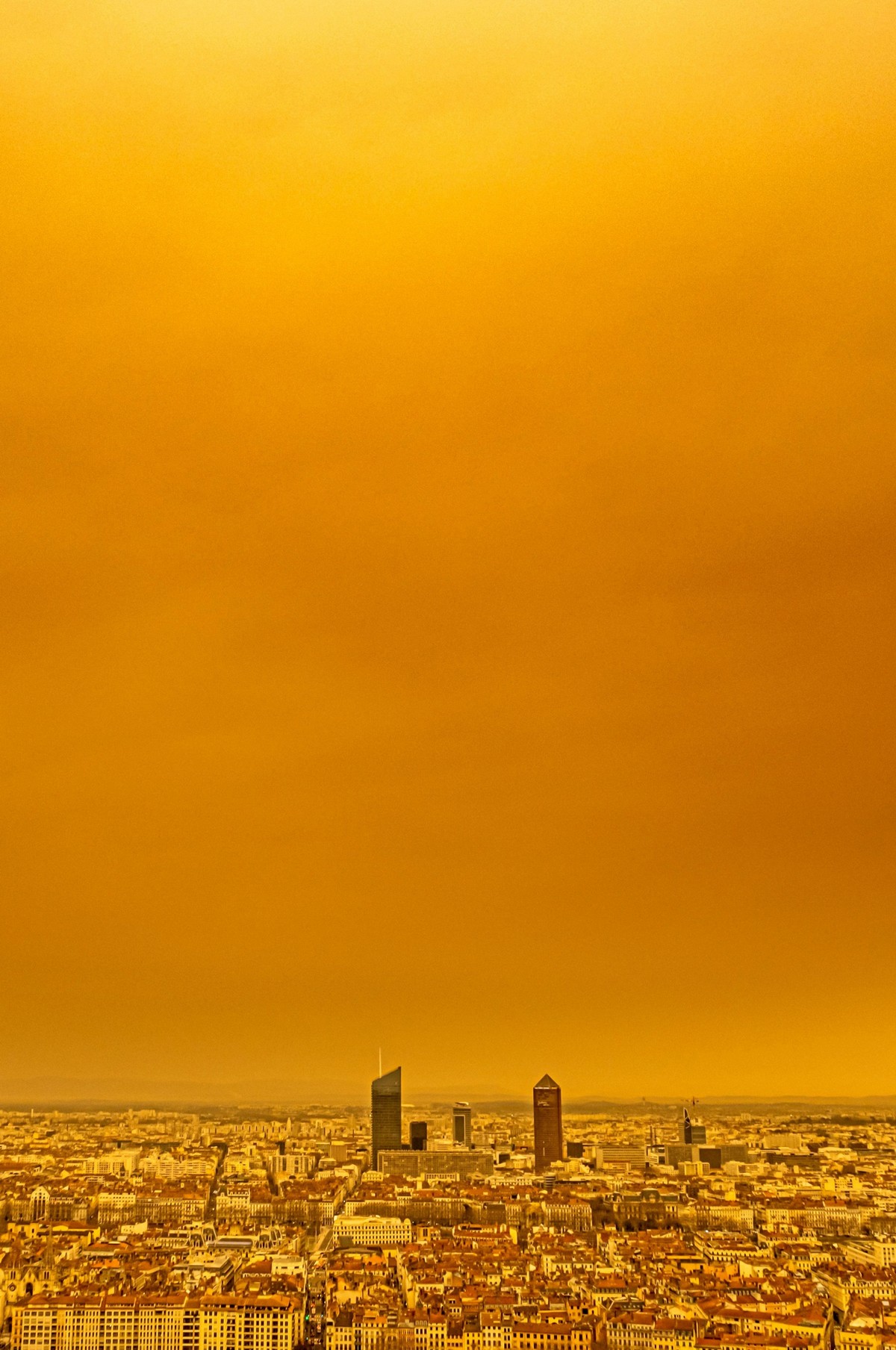 Песчаный шлейф из Сахары окрасил французское небо