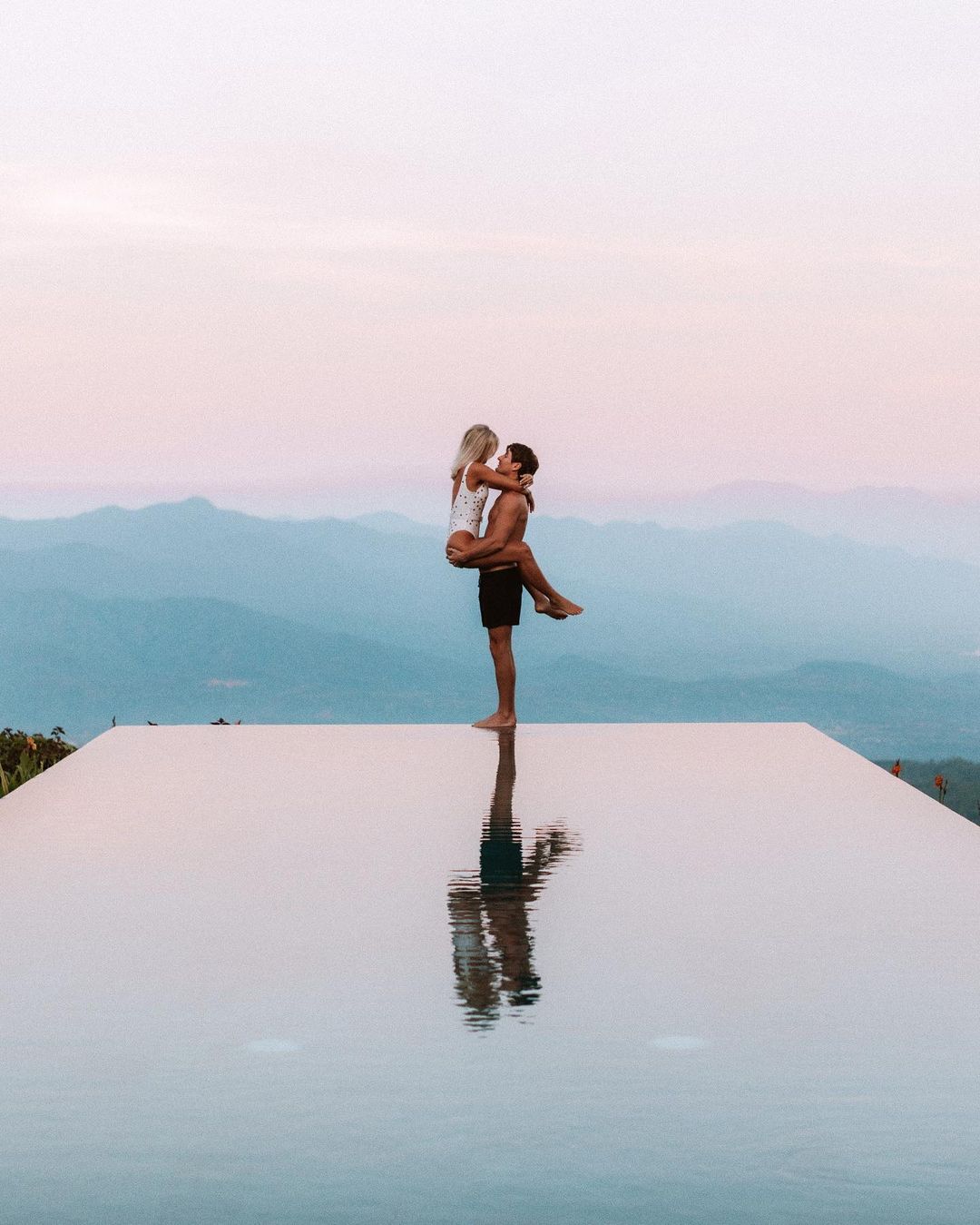 Пара публикует замечательные фотографии из путешествий в Instagram