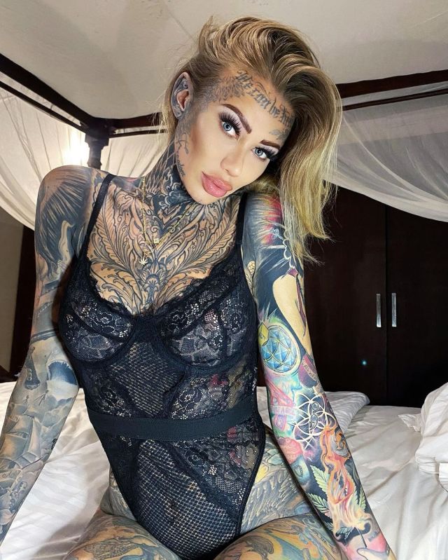 Беки Холт - самая татуированная девушка в Великобритании