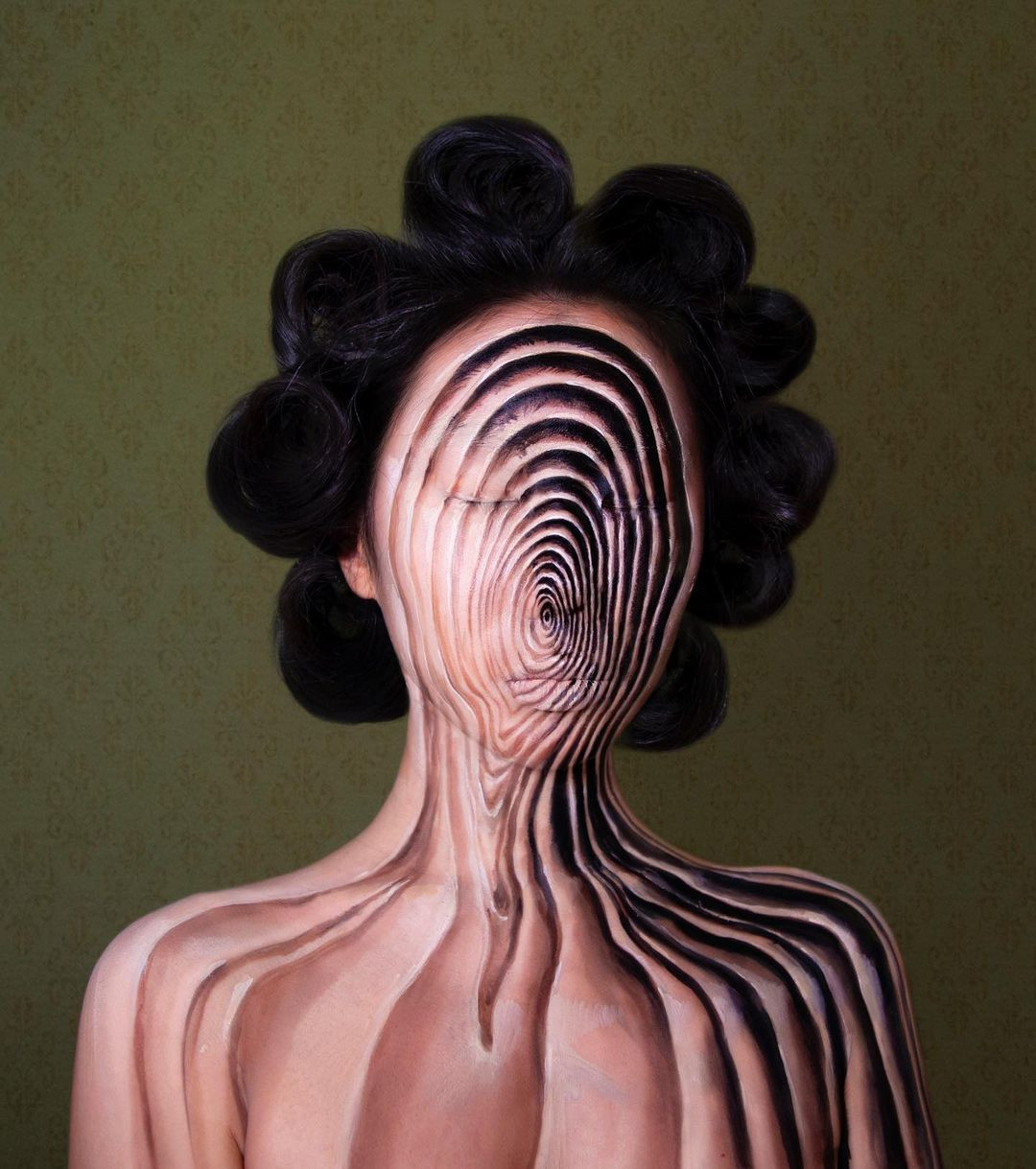 Южнокорейская художница превращает своё лицо в потрясающие оптические иллюзии