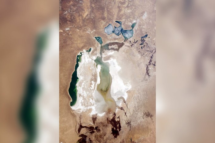Куда исчезло Аральское море - большой водоем на границе Казахстана?