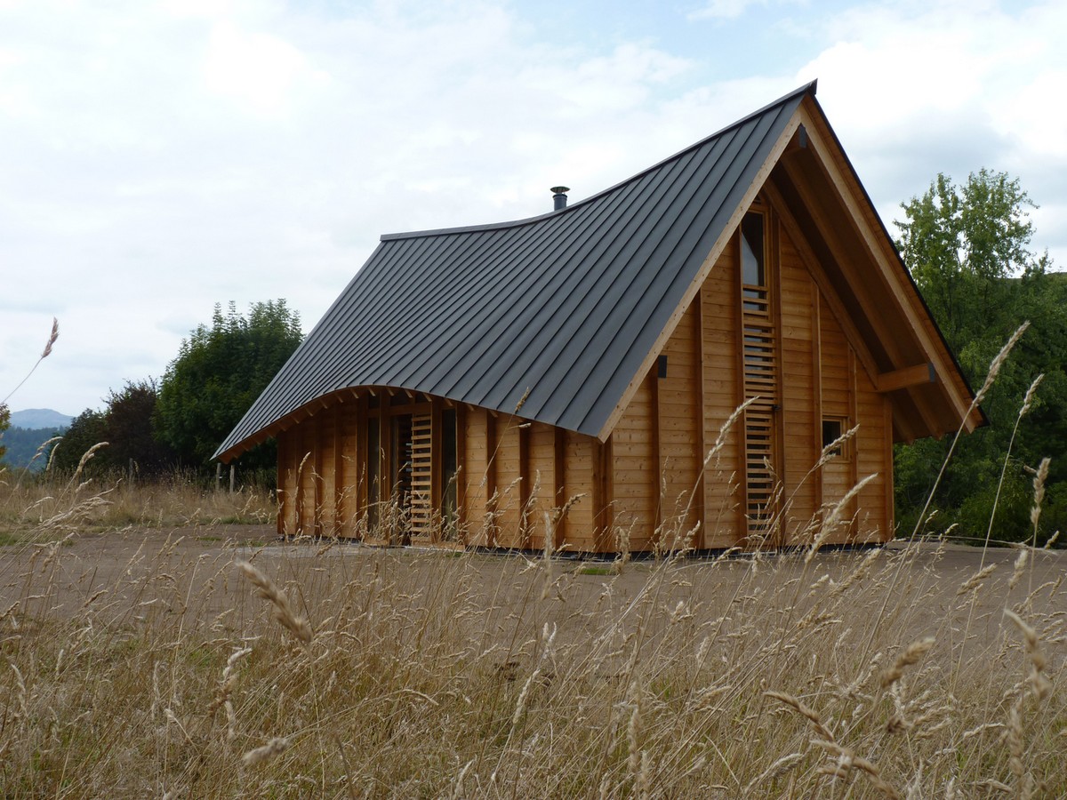 Дачный домик с красивой крышей во Франции