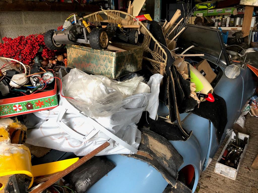 MG roadster 1960 года выпуска 20 лет простоял под кучей мусора в гараже