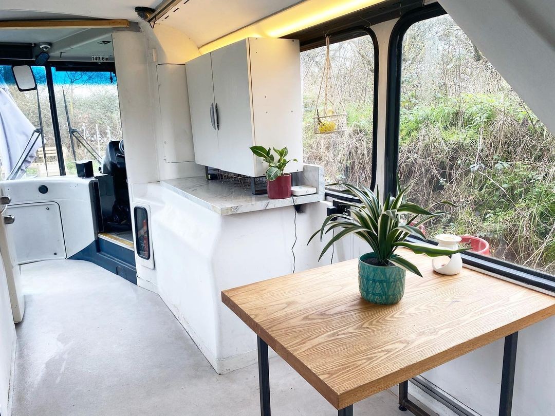 Британская пара купила двухэтажный автобус и переделала его в дом мечты