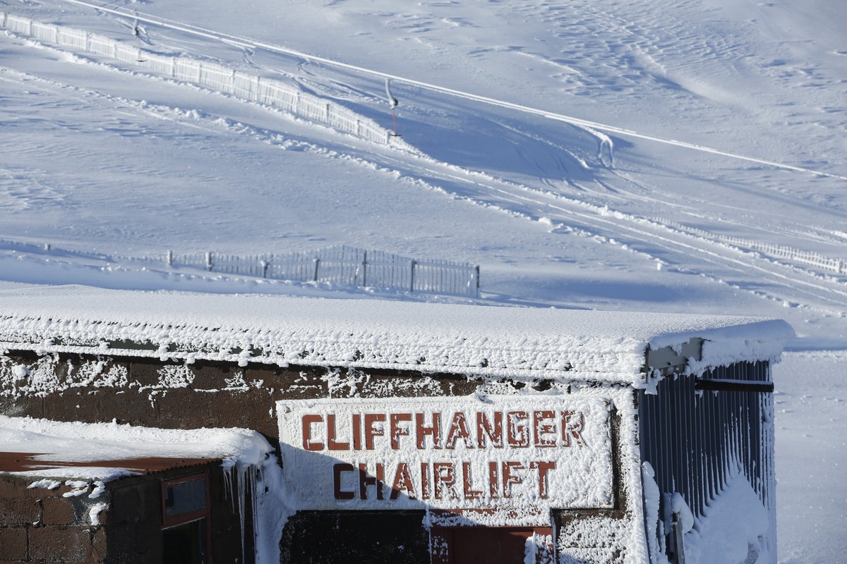 Закрытый горнолыжный курорт в Шотландии на снимках