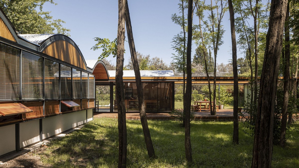 Семейный загородный дом среди деревьев в Аргентине