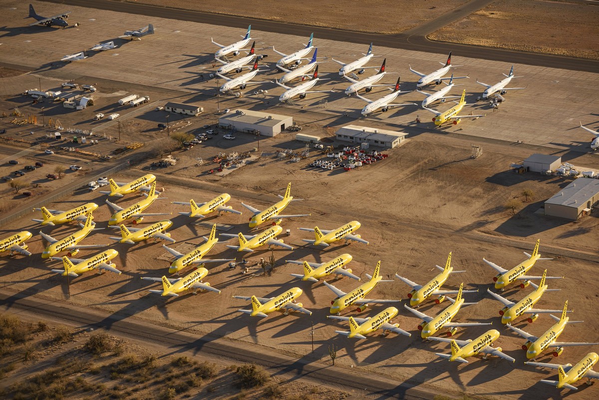 Тысячи самолетов стоят без дела в США