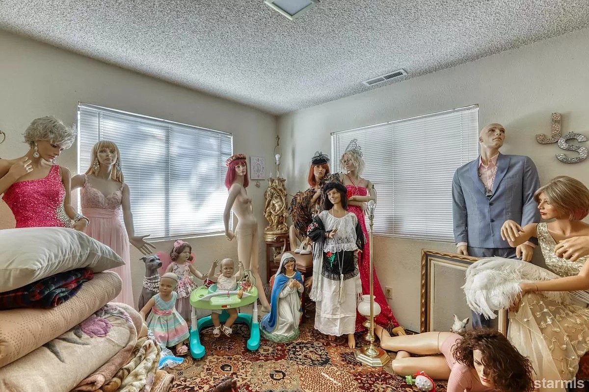Очень странный дом с десятками манекенов продают в США