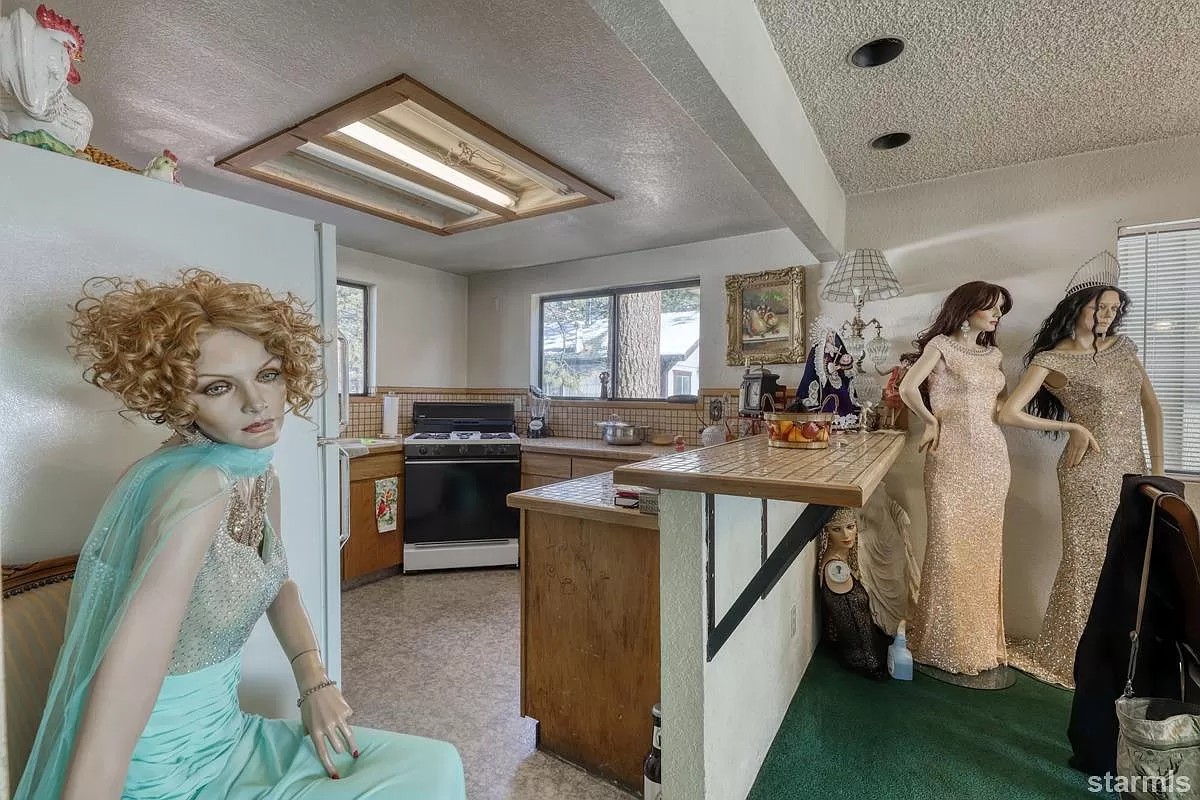 Очень странный дом с десятками манекенов продают в США