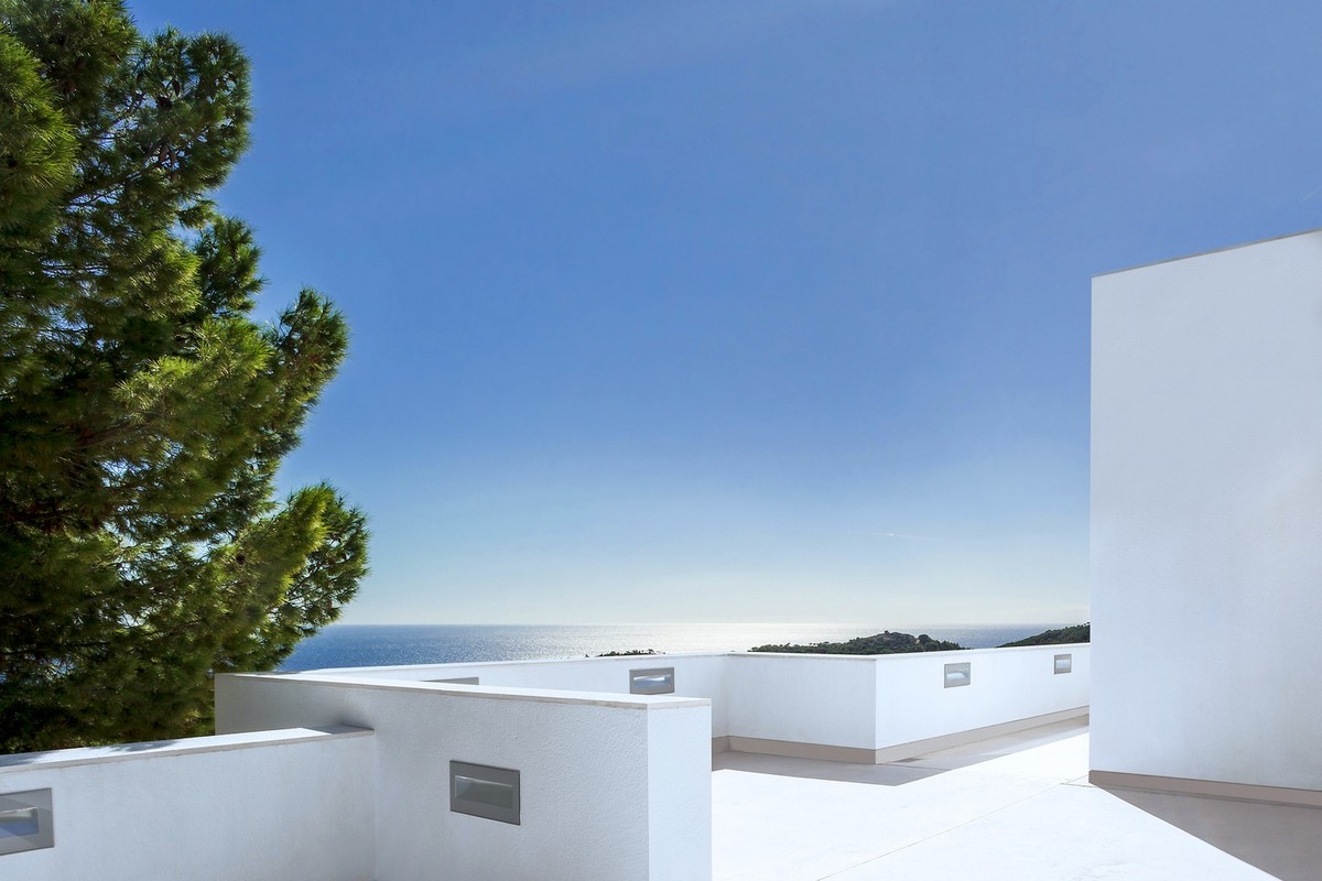 Двухэтажная вилла на южном побережье Сардинии в Италии Картинки и фото