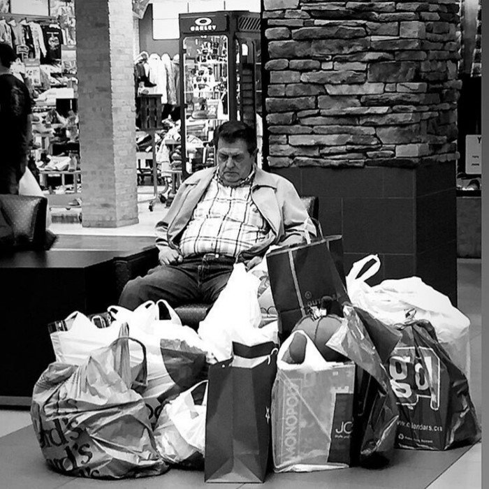 Скучающие мужики на шоппинге
