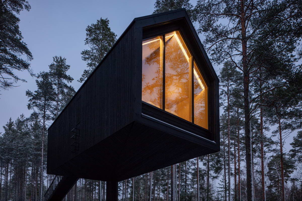 Чёрный домик для отдыха в лесу Финляндии