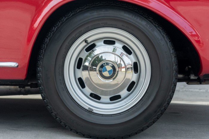Редкий BMW 1960-х годов без фирменной решетки радиатора