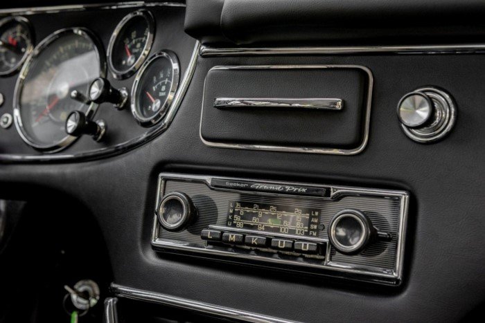 Редкий BMW 1960-х годов без фирменной решетки радиатора
