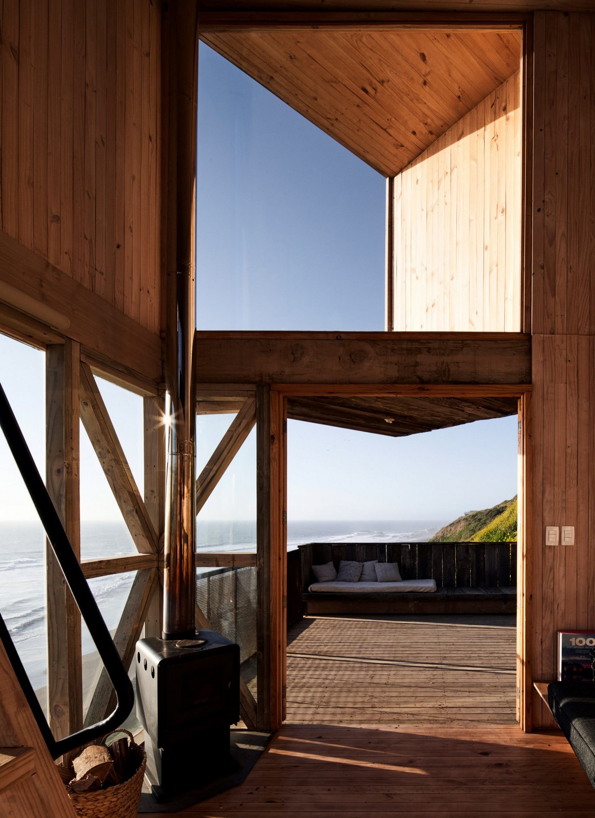 Деревянные домики у океана в Чили