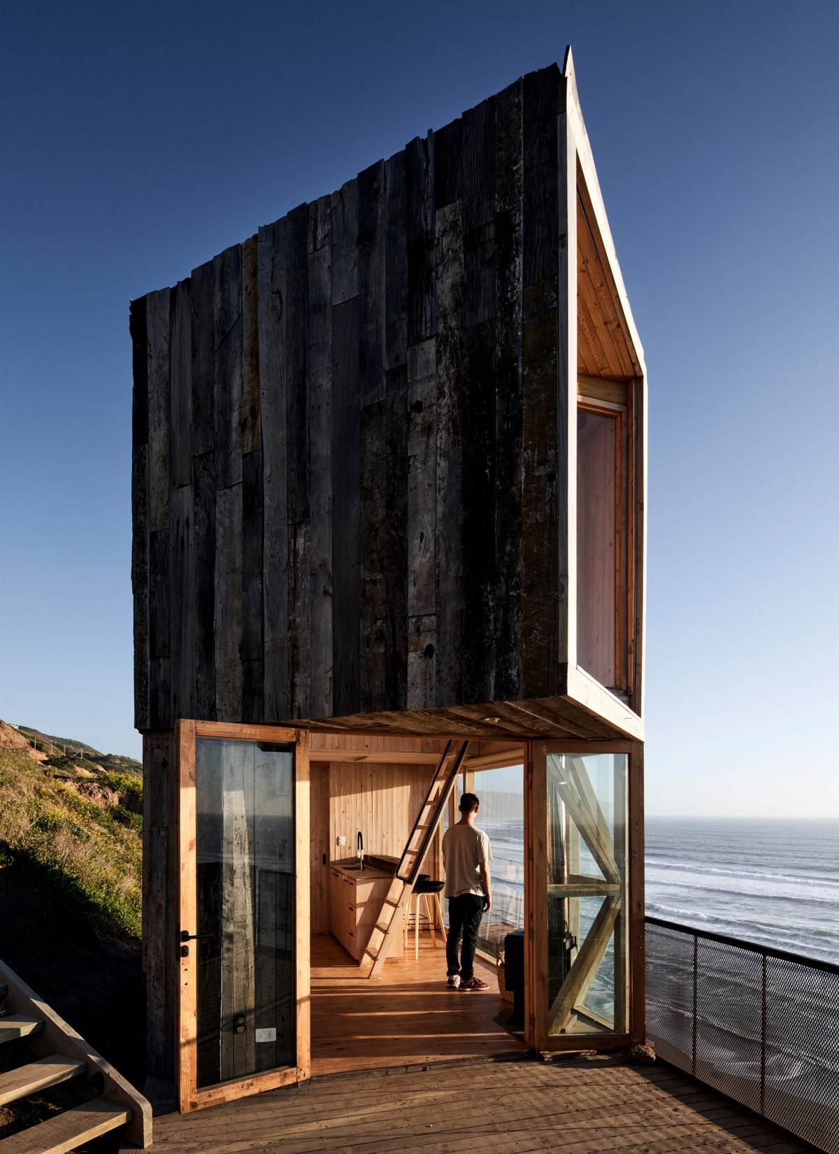 Деревянные домики у океана в Чили