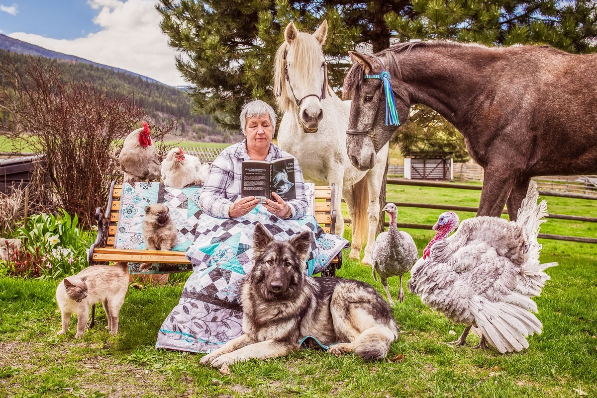 Фотограф путешествует по миру и делает снимки семей с их животными