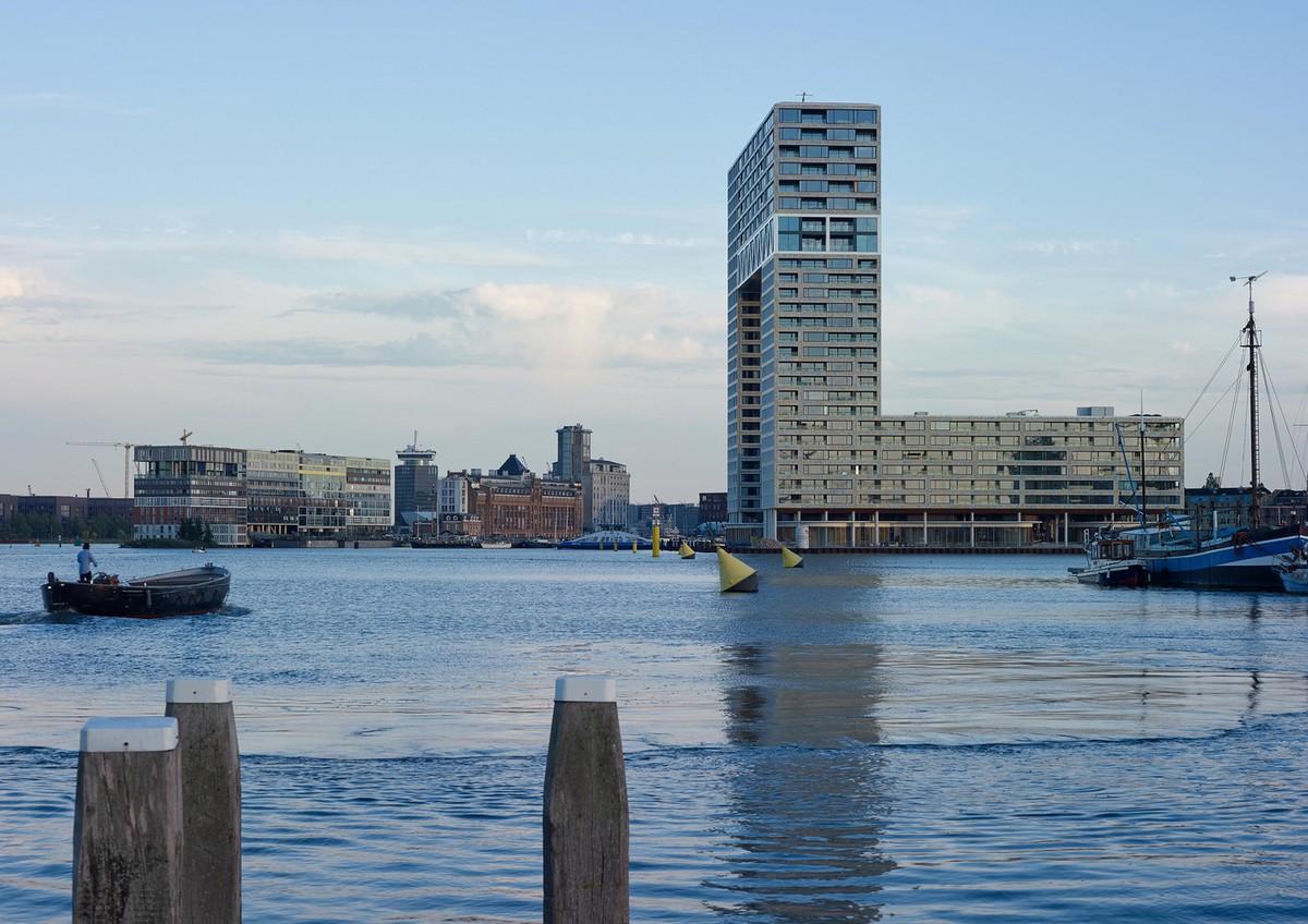Высокая жилая башня Паромный причал в Амстердаме