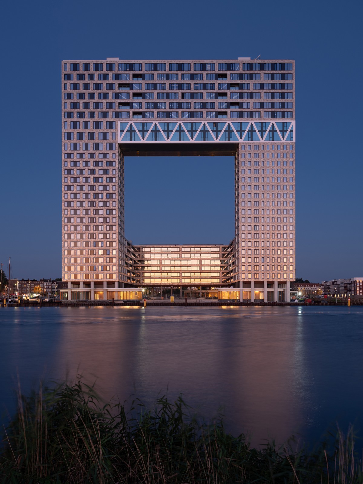 Высокая жилая башня Паромный причал в Амстердаме