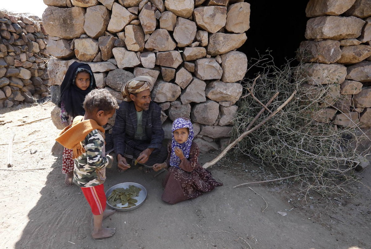В Йемене люди вынуждены питаться листьями, чтобы не умереть от голода