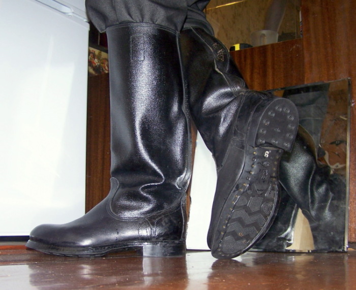 Почему неказистые кирзовые сапоги стали самой популярной обувью в СССР