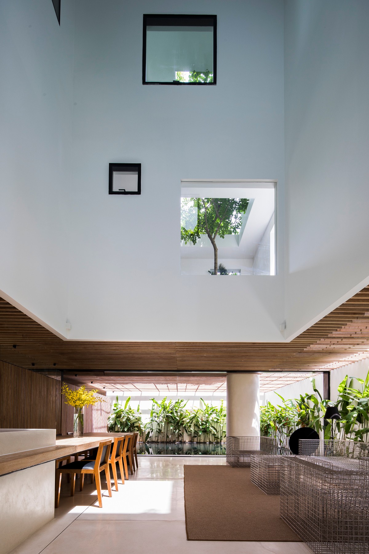 Дом в плотной застройке с садами и бассейном во Вьетнаме Картинки и фото
