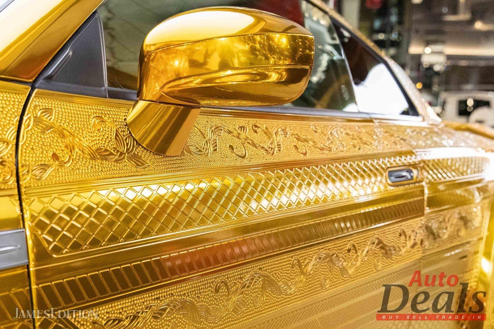 Уникальный золотой Nissan GT-R с узорами на кузове