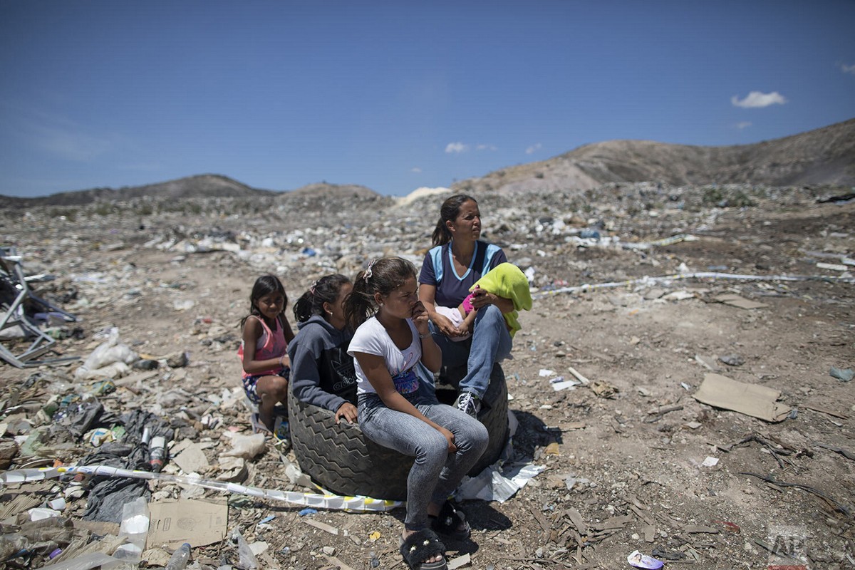 Дети копаются в мусоре в поисках еды и ценных вещей в Венесуэле