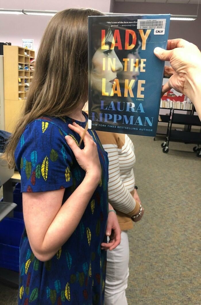 Люди подставляют лица к обложкам книг: челлендж #Bookface