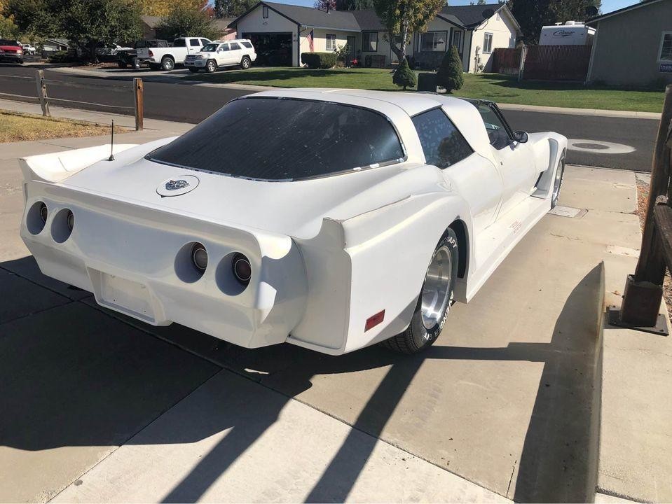 Кастомный четырехдверный Chevrolet Corvette, похожий на Бэтмобиль