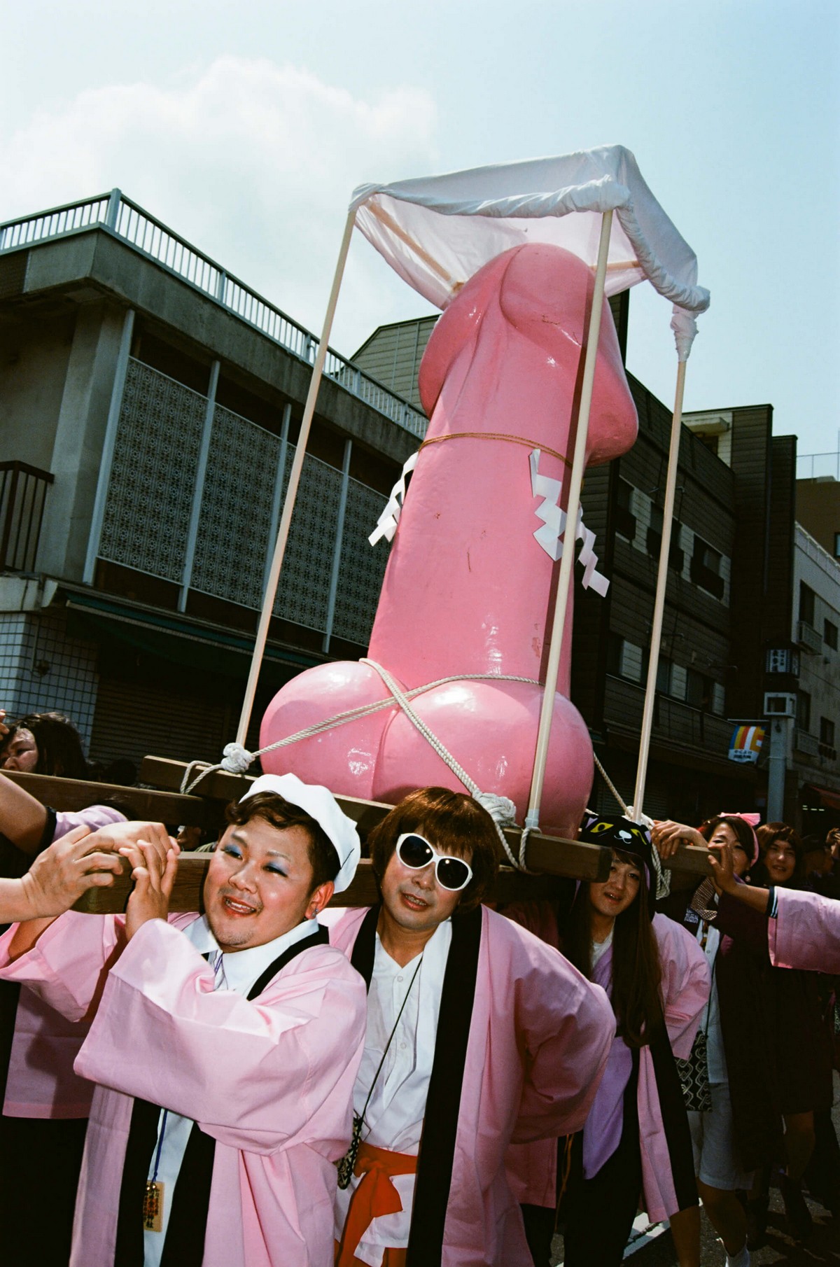 Фестиваль Канамара Мацури в Японии на снимках