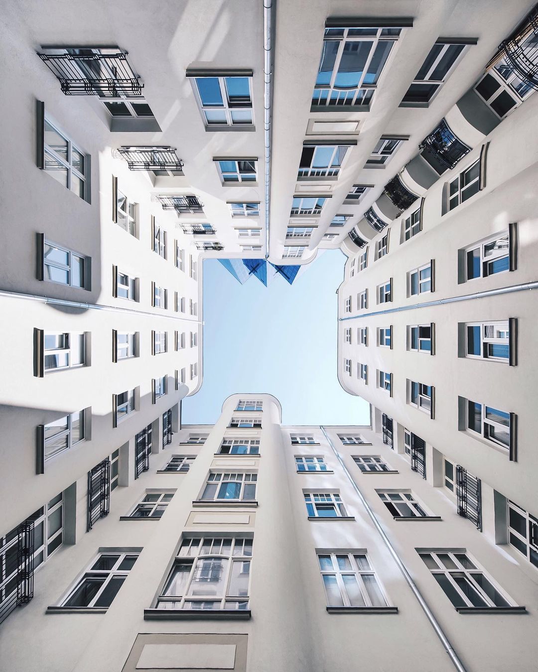 Геометрия окон и симметрия балконов в объективе Рока Изерна