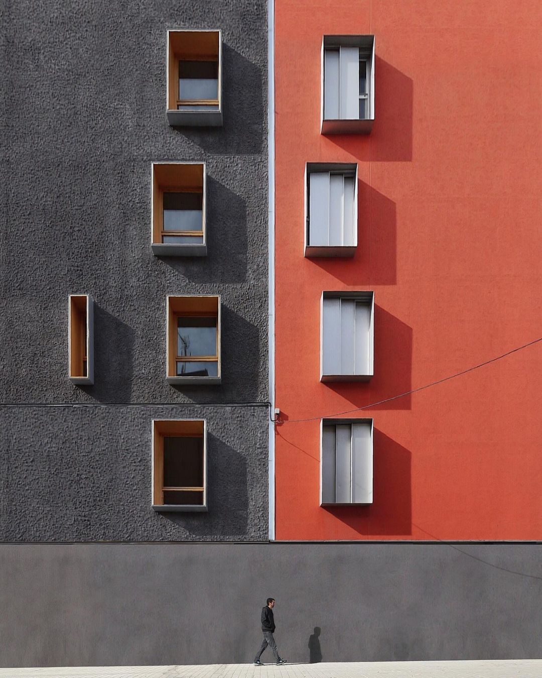 Геометрия окон и симметрия балконов в объективе Рока Изерна