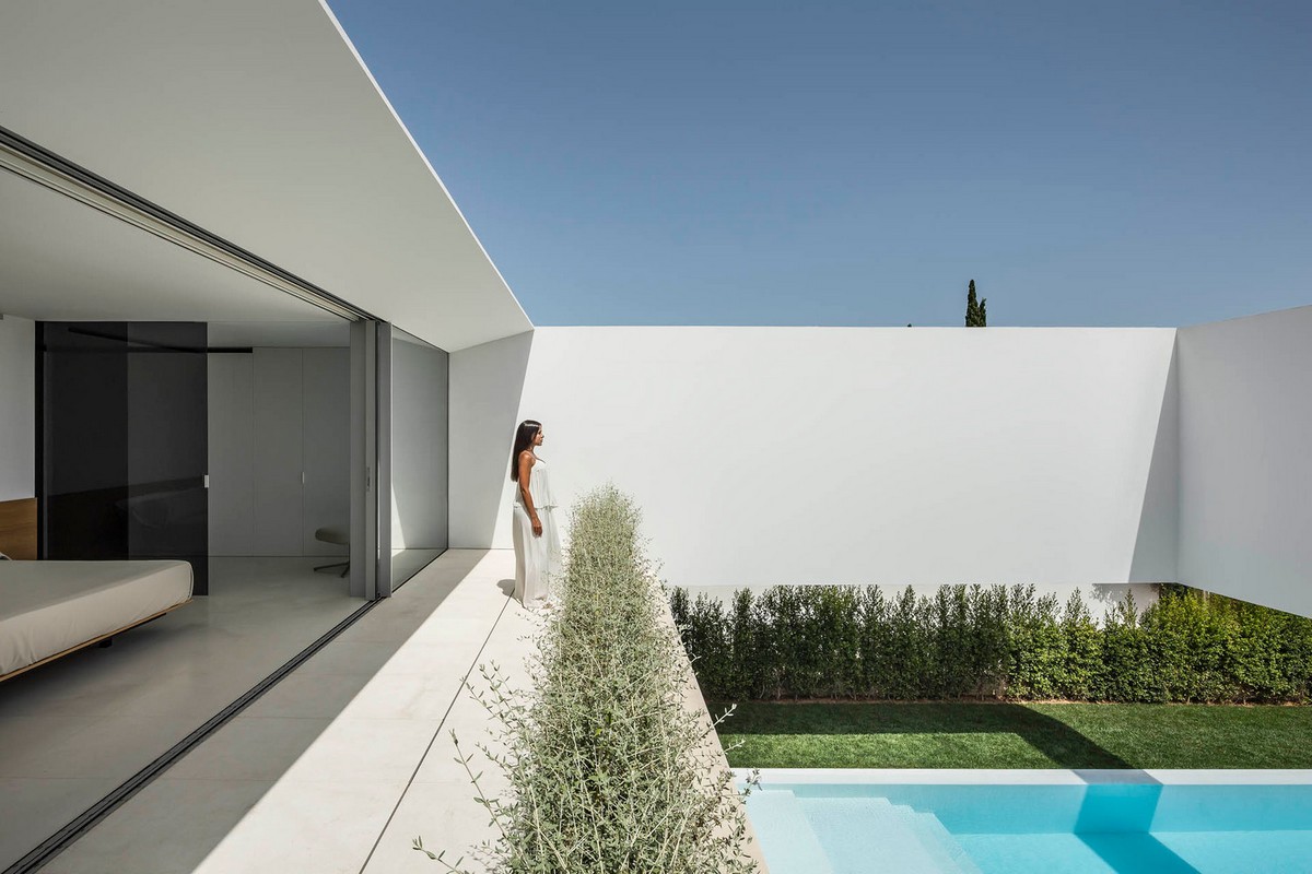 Дом с интровертным характером в Испании между, пространства, здания, которые, патио, проекта, устанавливают, архитектура, отдыха, архитектурной, ландшафт, открытый, внутреннего, объемы, занимает, обеспечивают, разной, внешние, неотъемлемая, часть
