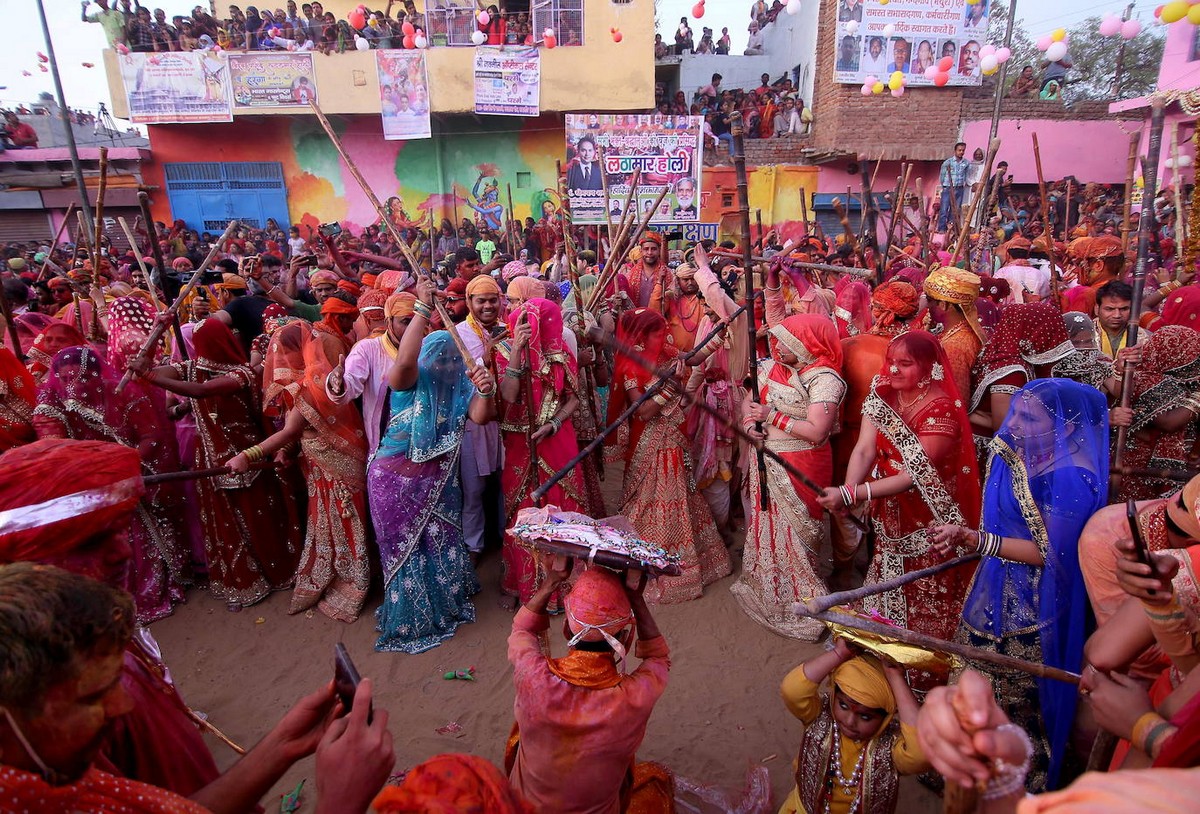 Какой день в индии. Праздник весны Холи Holi Индия. Холи — Индуистский фестиваль весны. Фестиваль красок Холи в Индии. Праздник красок в Индии.