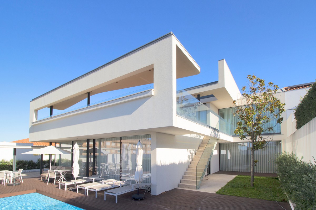 Современный дом с выразительным дизайном в Португалии