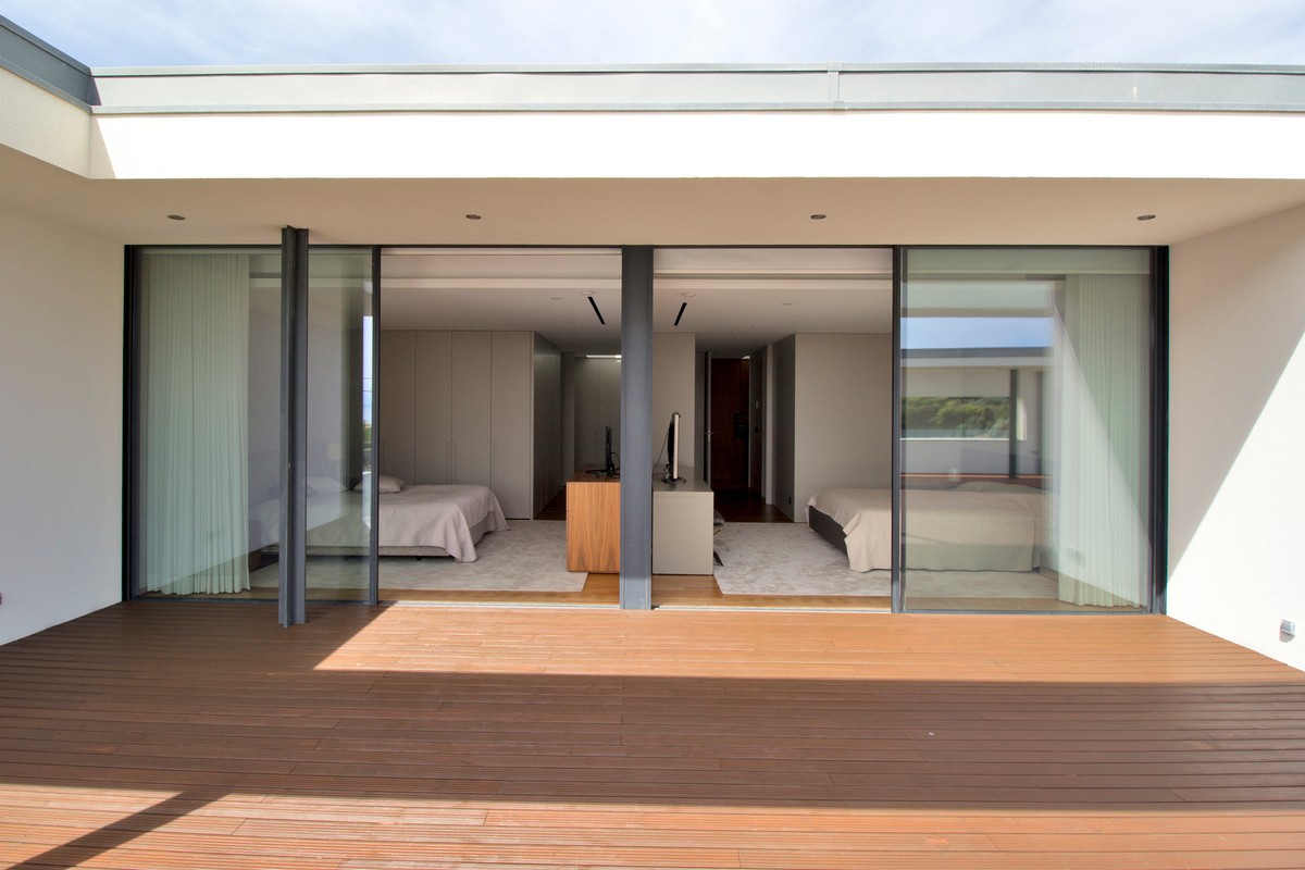 Современный дом с выразительным дизайном в Португалии террасой, кухня, деревянной, делают, метров, квадратных, лестница, дизайном, располагается, площадью, двери, раздвижные, оборудована, стеновых, этажом, экстерьером, Защитные, экраны, больших, стеклянных