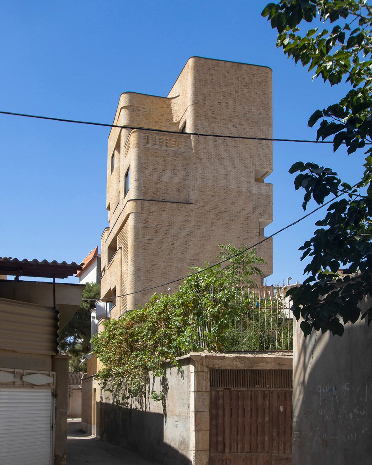 Многоквартирный жилой дом с креативным дизайном в Иране