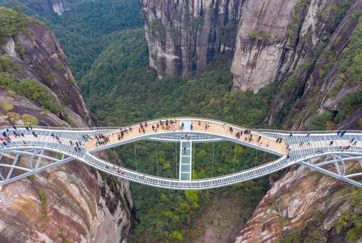 В Китае открылся изгибающийся стеклянный мост