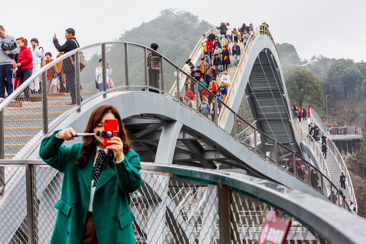 В Китае открылся изгибающийся стеклянный мост