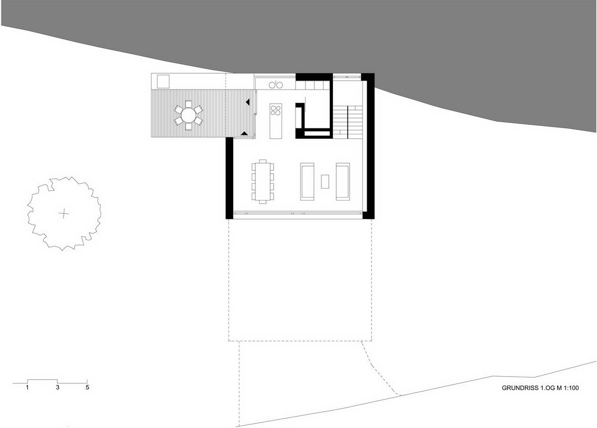 Семейный дом с двухскатной крышей на склоне в Швейцарии