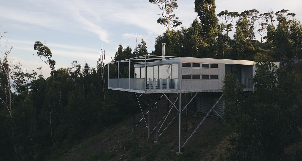 Минималистичный дом на крутом склоне холма в Австралии